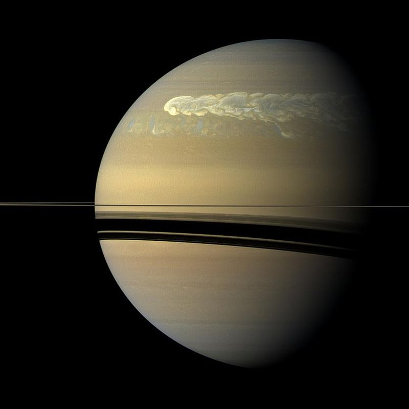 Enorme obiecte în orbită în jurul inelului exterior al lui Saturn