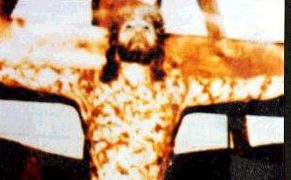 O statuie a lui Iisus pe crucifix a sângerat din senin în Denver, SUA