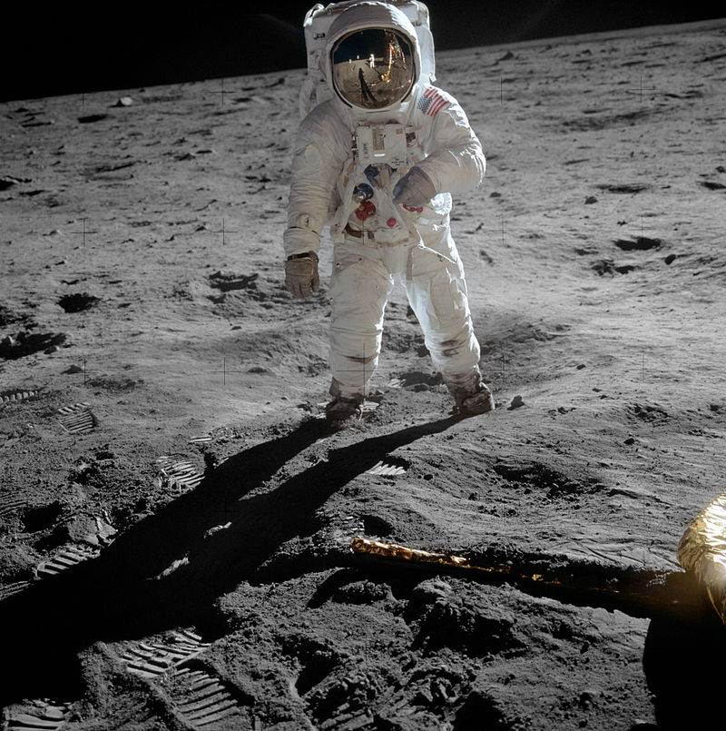 Astronauţii americani au fost alungaţi de extratereştri de pe Lună